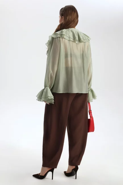 Блузка с пуговицами и воланами