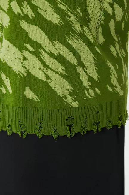 Джемпер с элементами деконструкции и принтом