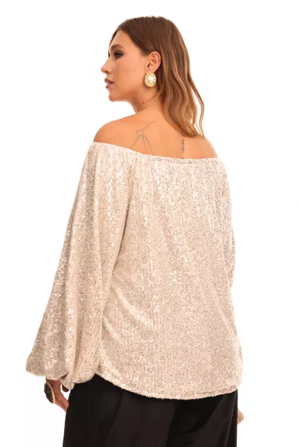 Молочная блузка с пайетками и спущенным плечом