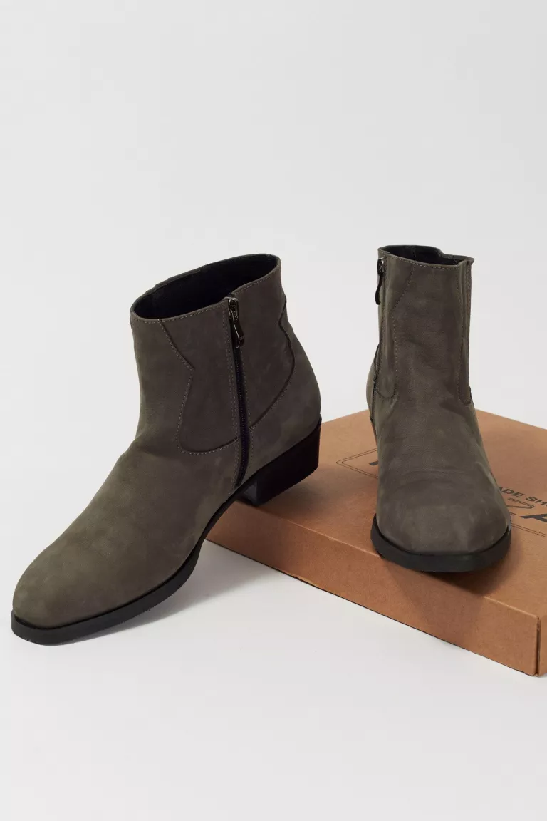 Короткие казаки в стиле ропер из нубука Короткие казаки в стиле ропер из нубука