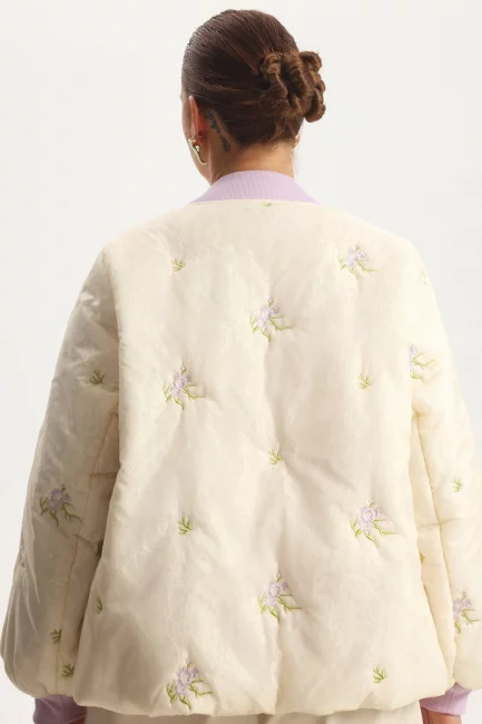 Стеганый многослойный бомбер с вышивкой