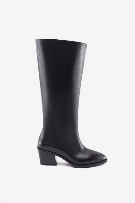 Кожаные высокие казаки с передним швом