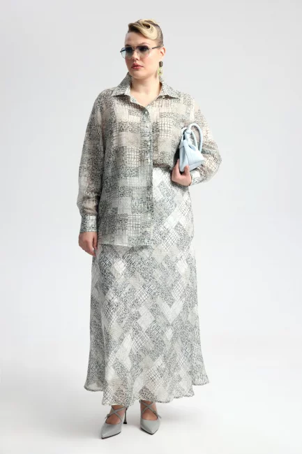 Блузка из поливискозы с серым принтом