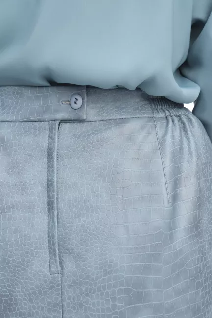 Юбка из экокожи с тиснением и разрезом