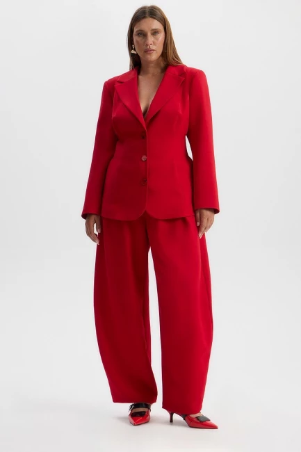 Брюки бананы из красной костюмной ткани – фото – Plus Size 50–64 – Моно-Стиль
