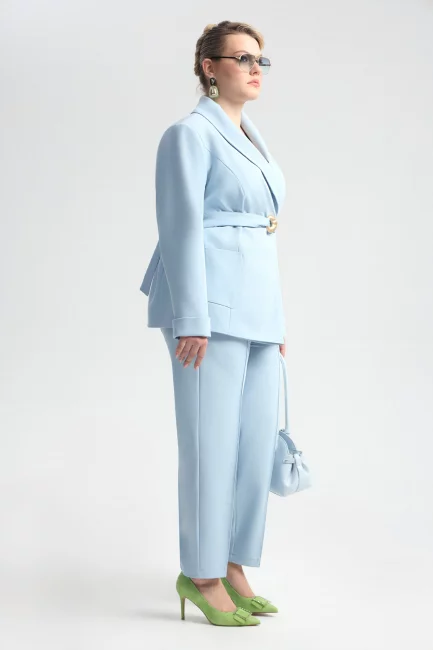 Жакет на запа́хе из костюмной ткани