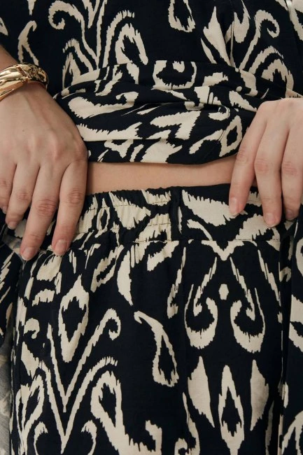 Брюки классические со стрелками и принтом