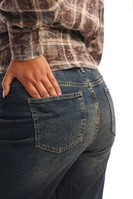Джинсы straight с "грязным" эффектом – фото – Plus Size 50–64 – Моно-Стиль