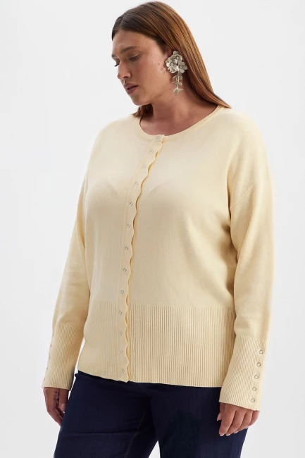 Вязаный кардиган с акцентной талией и манжетами – фото – Plus Size 50–64 – Моно-Стиль