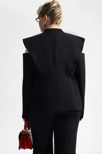 Жакет в маскулином стиле с открытым плечом