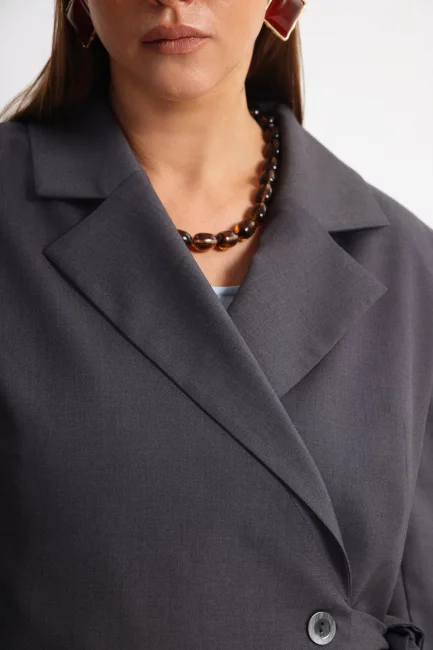 Жакет на запа́хе из костюмной ткани