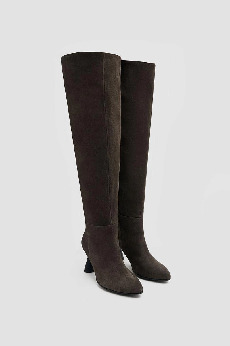 Ботфорты из замши на устойчивом фигурном каблуке
