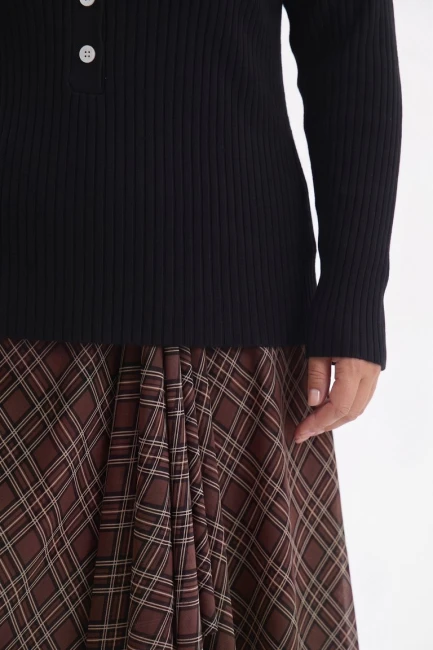 Джемпер черного цвета с воротником хенли – фото – Plus Size 50–64 – Моно-Стиль
