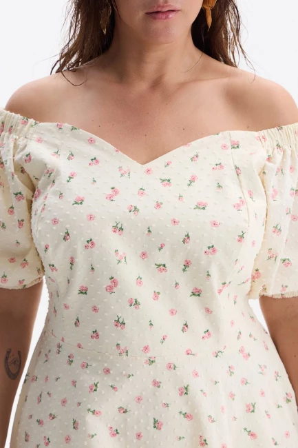 Платье со спущенным плечом из хлопка и розовым принтом – фото – Plus Size 50–64 – Моно-Стиль