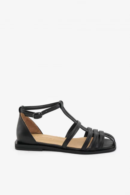 Босоножки с ремешками из кожи