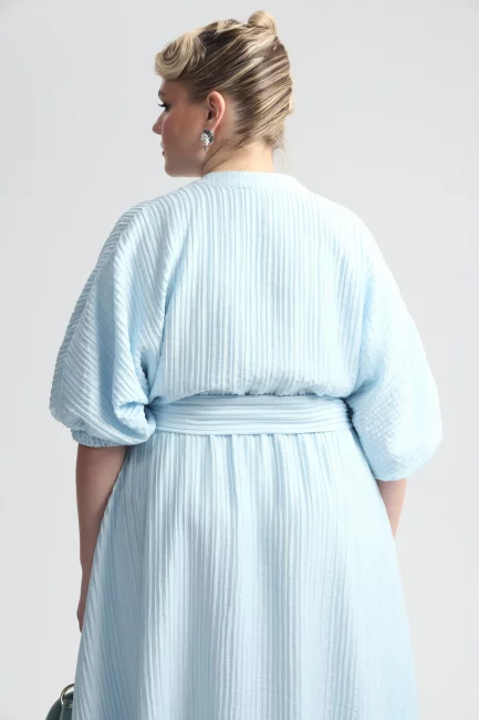 Платье жатой фактуры с цельнокроеным рукавом