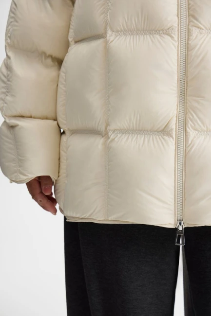 Ультралегкая куртка пуховик с капюшоном и простежкой – фото – Plus Size 50–64 – Моно-Стиль