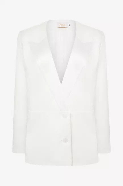 Белый приталенный смокинг с атласными лацканами