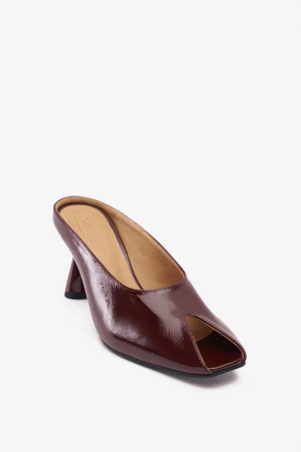 Мюли пип тэ из лаковой кожи