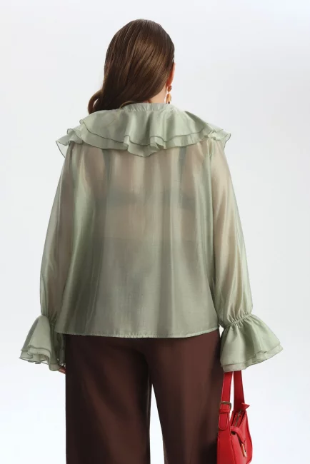 Блузка с пуговицами и воланами