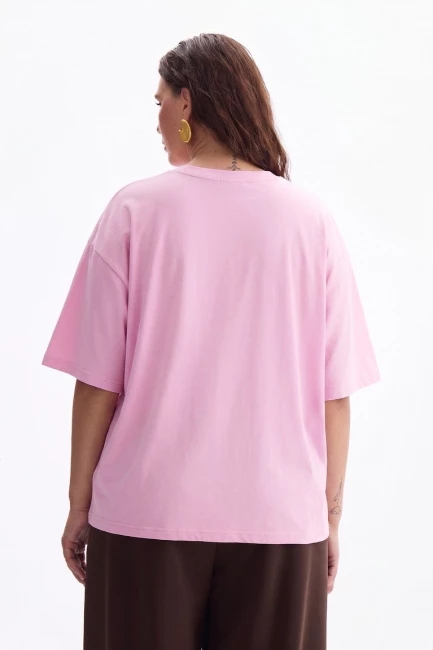 Розовая оверсайз футболка – фото – Plus Size 50–64 – Моно-Стиль