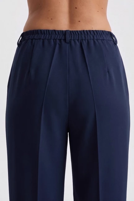 Брюки сигаретки из темно-синей поливискозы – фото – Plus Size 50–64 – Моно-Стиль