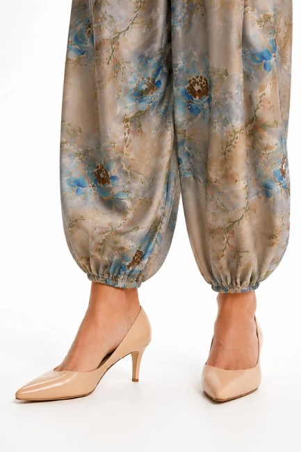 Брюки баллоны с голубым принтом – фото – Plus Size 50–64 – Моно-Стиль