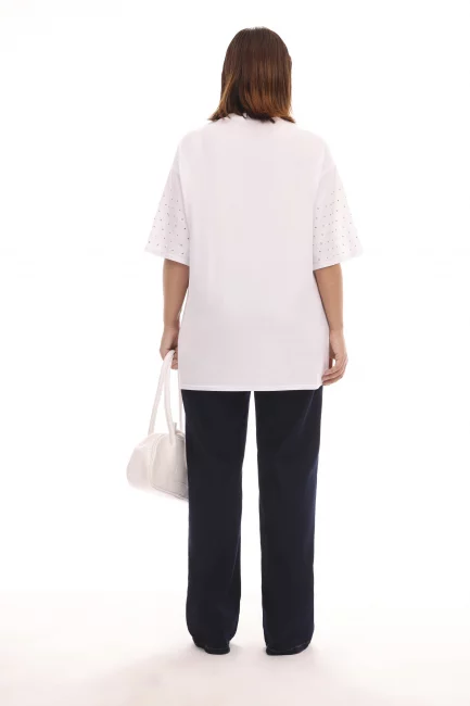 Белая трикотажная футболка с декоративными стразами Белая трикотажная футболка с декоративными стразами