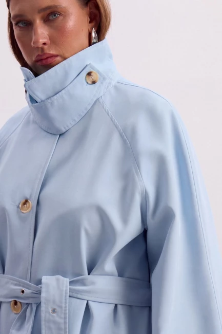 Тренч голубого цвета из хлопка – фото – Plus Size 50–64 – Моно-Стиль