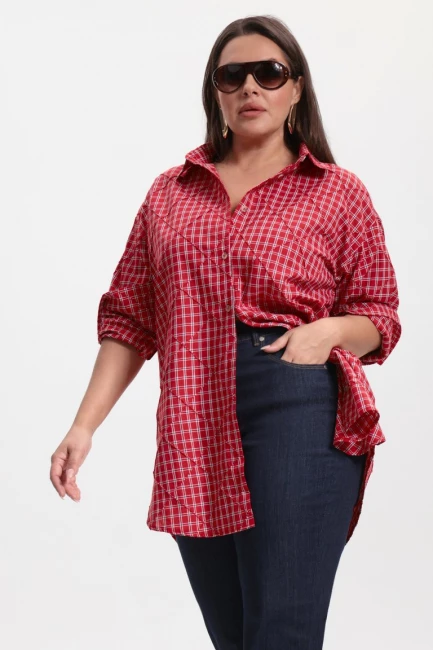Рубашка с акцентными швами и красным принтом – фото – Plus Size 50–64 – Моно-Стиль