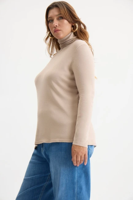 Водолазка из вискозы бежевого цвета – фото – Plus Size 50–64 – Моно-Стиль