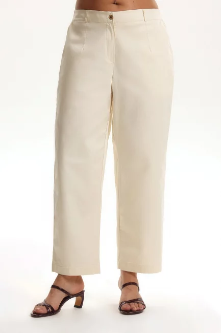 Брюки чинос молочного цвета