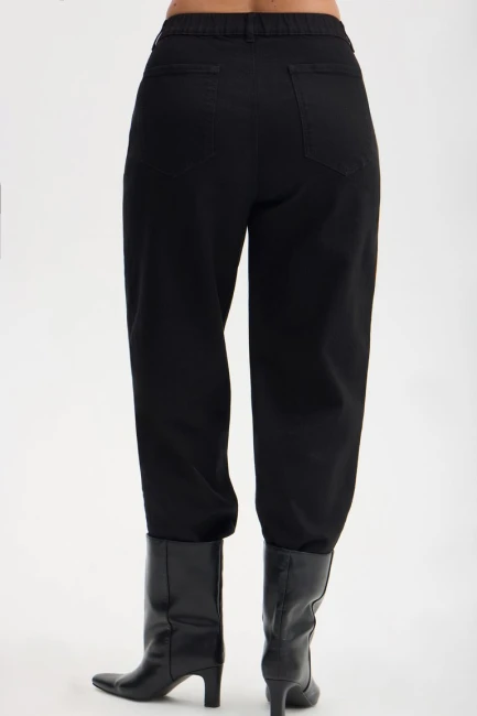 Джинсы бананы из черного денима – фото – Plus Size 50–64 – Моно-Стиль