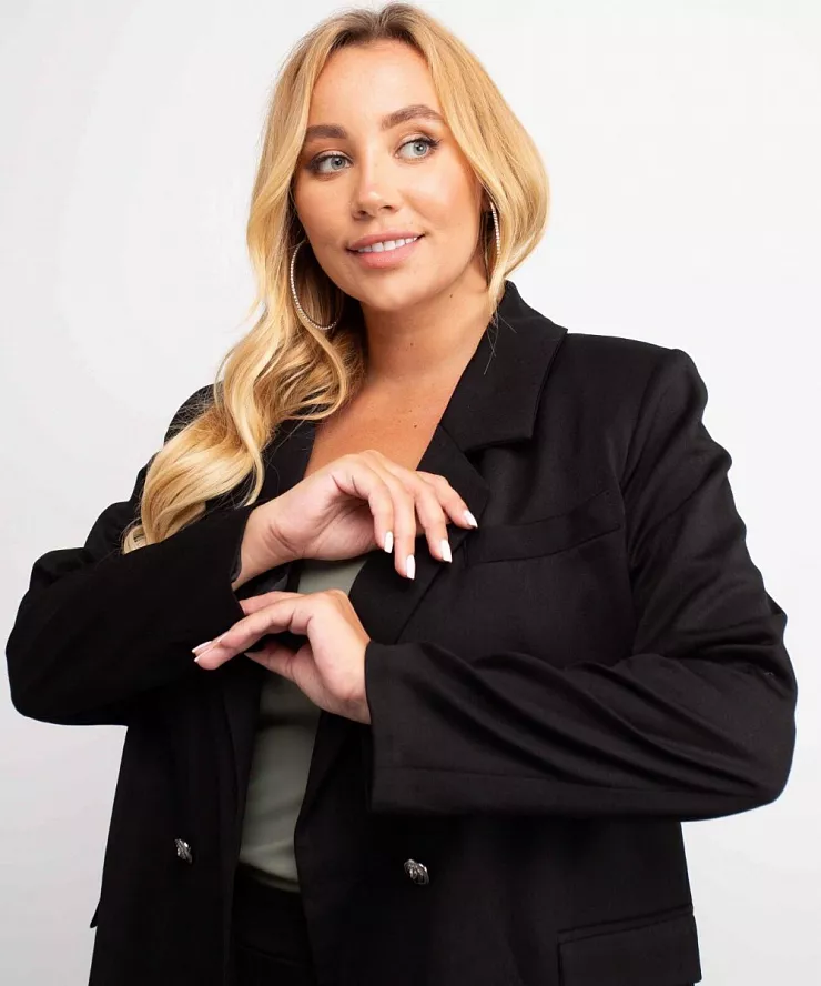 Черный двубортный пиджак прямого силуэта с разрезом