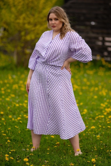 Юбка и блузка с сиреневым полосатым принтом