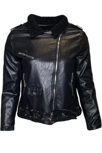 Кожаная куртка в байкерском стиле черного цвета