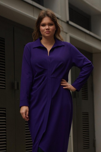 Платье с драпировкой фиолетового цвета которое стройнит