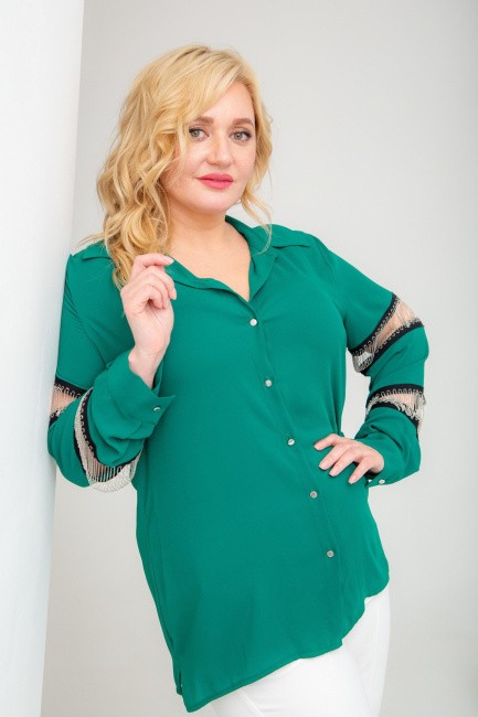 Рубашка зеленого цвета с бахромой на рукаве