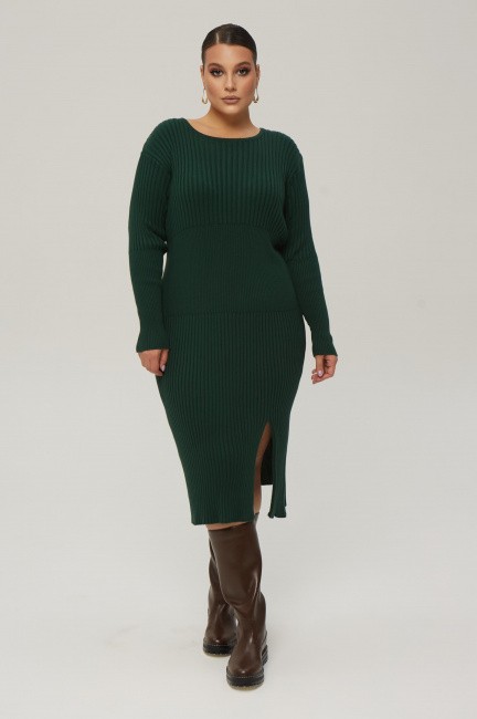 Зеленое вязаное платье чулок с разрезом и акцентной талией от 50 размера