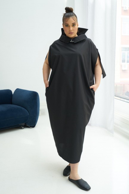 Черное платье о-силуэта с разрезом на рукаве