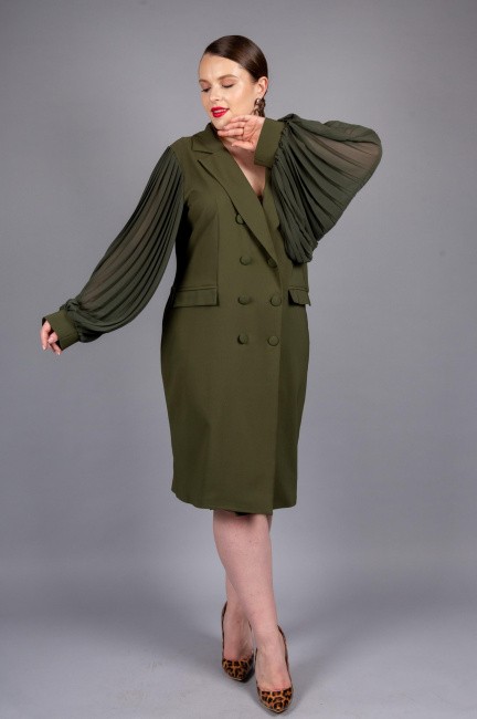 Платье пиджак с гофрировкой на рукаве цвета хаки
