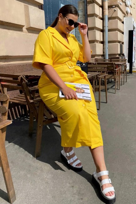 Желтое приталенное платье