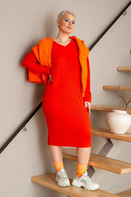 Оранжевое трикотажное платье в рубчик