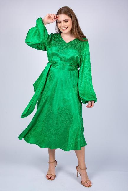 Платье зеленого цвета на поясе