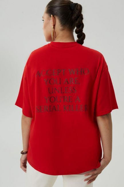Красная футболка с надписью на спинке
