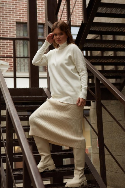 Зауженная юбка из вязаного трикотажа в молочном оттенке моделирующая фигуру