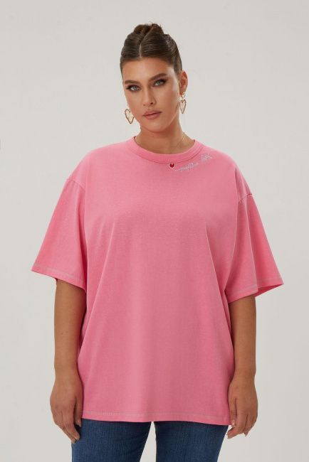 Розовая футболка оверсайз с эффектом гармент дай и вышивкой