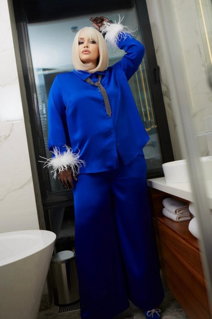 Синий шелковый костюм с палаццо с отделкой перьями