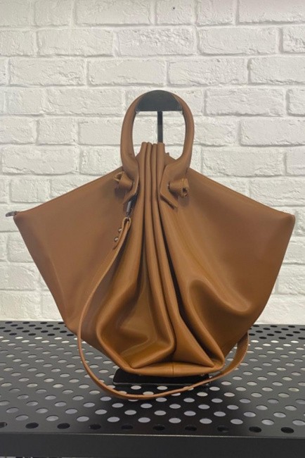 Женская сумка со складками коричневого цвета