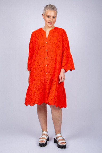 Оранжевое платье на пуговицах с перфорацией